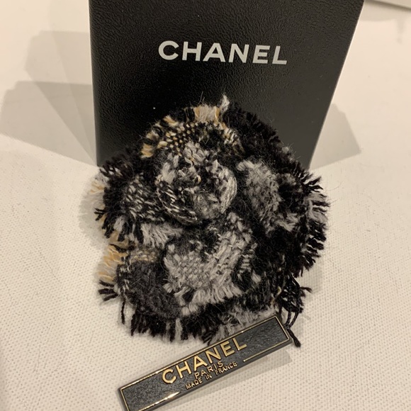RARE 🦄 CHANEL🖤New Tweed Frayed Fray Raw Edge Camellia Flower Floral Brooch Pin - Picture 6 of 16